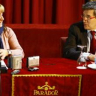 Isabel Carrasco y Francisco Fernández se sonríen en San Marcos antes de comenzar la rueda de prensa