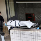 Santiago de Compostela 8Empleados de la funeraria de la policlínica Conxo trasladan, ayer, los restos de Diana Quer.