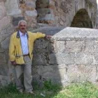 El alcalde de Hospital de Órbigo, Miguel Cordón, posa junto al puente del Paso Honroso