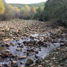 Estado del cauce del río Truchillas prácticamente sin agua a causa de la presa. DL