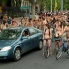 Más de cuatrocientos ciclonudistas se pasearon ayer por las calles del centro de Zaragoza