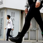 El Banco japones Softbank compra una compañÍa de telecomunicaciones.