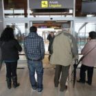Llegada de pasajeros al aeropuerto de La Virgen del Camino de León.
