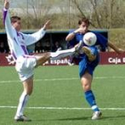 Alberto intenta llevarse un balón ante el acoso de un jugador castellano