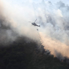 Los helicópteros fueron fundamentales para evitar que el fuego calcinara ayer el monte Pajariel, a espaldas de Ponferrada. ANA F. BARREDO