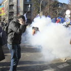 Opositores ucranianos entre gases lacrimógenos en Kiev.