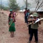 Menores reciben entrenamiento militar en una comunidad del estado de Guerrero, México.