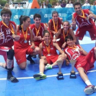 Los equipos femenino y masculino con sus medallas de oro.