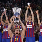 Los jugadores del Barça levantan la Copa de campeones.