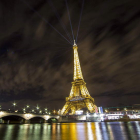 La Torre Eiffel iluminada durante la Cumbre del Clima que se celebra en París.