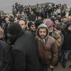 Miles de refugiados sirios se agolpan en la frontera con Turquía, huyendo de los bombardeos del Ejército de Asad y de Rusia para recuperar Alepo.