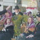 El padrino arroja trigo sobre los contrayentes en señal de fertilidad en una boda maragata.