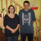 Noelia Camino y Florencio Díez, en la vivienda de La Robla que temen perder.