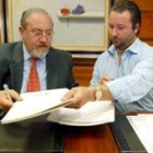 José Valín y Donaciano Dujo en el momento de la firma del acuerdo de cierre de las azucareras