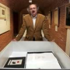 El poeta Antonio Colinas posa en una sección de la exposición que abrirá hoy en Salamanca