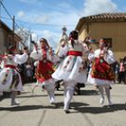 San Esteban de Nogales volvió a vivir la danza en la procesión de san Jorge, un rito cargado de tradición y simbolismo, con los almidonados trajes, las reiteradas venias y el paloteo como elementos fundamentales.