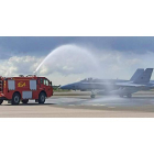 El arco de agua, tradición aeronáutica, con el que se despidió al avión en su base de Gando. EJÉRCITO DEL AIRE Y DEL ESPACIO