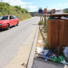 Las papeleras de madera colocadas por todo el paraje está desbordadas de basura.