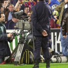 Cámara de televisión, durante un partido de Liga en el Camp Nou.