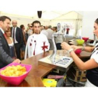 El alcalde de Ponferrada, la edil de Cultura y el organizador de la feria, Jorge Barje.