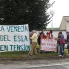 Los vecinos, colocando algunas de las pancartas contra el línea de alta tensión de Sahechores