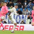 El culturalista Gallar, a la izquierda, pugna por el balón con el madridista Casemiro con Jorge Ortí muy cerca de la acción. RAMIRO/MARCIANO