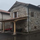 Los dos antiguos toriles de Besande que acogen un albergue-refugio y un bar restaurante. CAMPOS