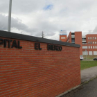 Acceso principal al Hospital El Bierzo, en Fuentesnuevas. L. DE LA MATA