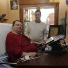 Nicolás Albanzas Fernández y Juan Carlos Fernández Alonso, en el domicilio del primero.