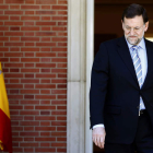 El presidente del Gobierno, Mariano Rajoy, a las puertas del Palacio de la Moncloa.