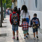 Escolares camino de su colegio en León.