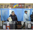 Una mujer deposita su voto en Sebastopol.
