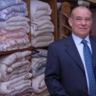 Anselmo González, en una de sus tiendas en la calle República Argentina de la capital leonesa