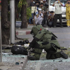 Un agente examina la zona de la deflagración, el martes, en Bangkok.