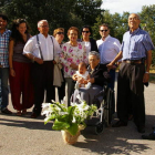 Antonia Gómez, en el centro, arropada por familiares y amigos en su 104 cumpleaños.