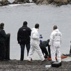 Agentes de la Guardia Civil recogen el cadáver de un inmigrante subsahariano en aguas de Ceuta el pasado día 12.