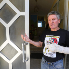 Amadeo Gómez, ayer a las puertas de la vivienda de Priaranza donde fue atacado. L. DE LA MATA