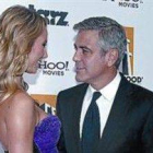 Clooney mira de forma cariñosa a su novia, Stacy Keibler. Al lado, Anne Hathaway y Joseph Gordon-Levitt.