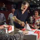 José Antonio Pérez Tapia se ha mostrado "optimista" con sus resultados, esta mañana, al ir a votar en el centro de Granada.