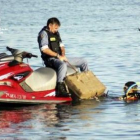 Agentes de la policía, recuperando los fardos de droga.