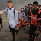 Personal sanitario palestino trasladan a un manifestante herido durante los enfrentamientos con las fuerzas israelís al este de la ciudad de Gaza.