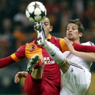 Umut Bulut lucha por un balón dividido con el defensa portugués Fabio Coentrao, del Real Madrid.