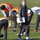 Mourinho observa a sus jugadores durante el entrenamiento del equipo en Valdebebas.