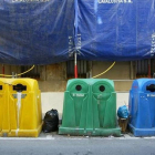Contenedores de residuos en una calle de Barcelona.