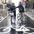 Activistas de León en bici en Ordoño II en un día de lluvia. RAMIRO