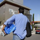 Un policía judicial, en el registro del Ayuntamiento de Boadilla, en una imagen de archivo.