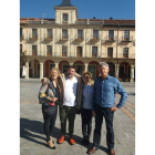 José Ramón Gamo con Marian Burdel  y un padre y una madre con hijos con TDAH durante su estancia en León para la charla que ofreció en la Facultad de Educación de la ULE.