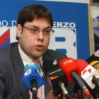 El secretario general del PB, Iván Alonso, ayer junto a uno de los miembros de su equipo.
