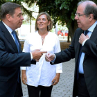 El ministro de Agricultura, Luis Planas, y el presidente de la Junta, Juan Vicente Herrera junto a Milagros Marcos. NACHO GALLEGO