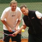 El capitán del equipo americano Patrick McEnroe, a la derecha, puntualiza un golpe al jugador Fish